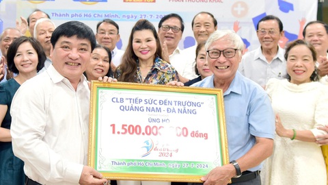 Tiếp sức đến trường 2024: Trạm tiếp sức mang tên lòng tốt- Ảnh 1. Tổng biên tập báo Tuổi Trẻ Lê Thế Chữ (trái) tiếp nhận 1,5 tỉ đồng học bổng từ Câu lạc bộ Tiếp sức đến trường Quảng Nam - Đà Nẵng - Ảnh: D.PHAN