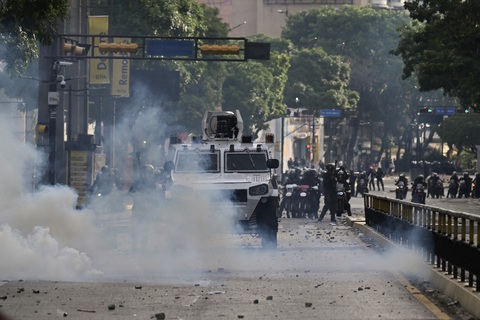 Đã có những cuộc đụng độ giữa cảnh sát và người biểu tình ở Venezuela - Ảnh: AFP Ông Maduro ở thế 'tứ bề thọ địch' sau khi tái đắc cử tổng thống Venezuela- Ảnh 4.