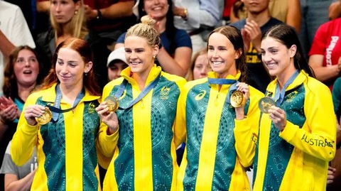 Bình luận viên Olympic bị đuổi việc vì nói 'phụ nữ chỉ đi loanh quanh và trang điểm'- Ảnh 2. Các cô gái của tuyển bơi lội Úc đã giành được chiếc huy chương vàng Olympic thứ 4 liên tiếp.