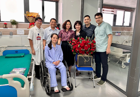 Lãnh đạo Bệnh viện K chúc mừng bác sĩ Hoàng Minh Lý đã bước đầu ổn định, phục hồi sức khỏe ra viện - ẢNh: BVCC Lãnh đạo Bệnh viện K chúc mừng bác sĩ Hoàng Minh Lý đã bước đầu ổn định, phục hồi sức khỏe và được ra viện - Ảnh: BVCC