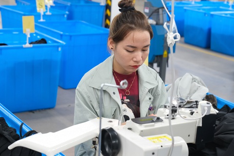 Người lao động làm việc trong nhà máy sản xuất may ở Quảng Ninh - Ảnh: HÀ QUÂN Người lao động làm việc trong nhà máy sản xuất may ở tỉnh Quảng Ninh - Ảnh: HÀ QUÂN