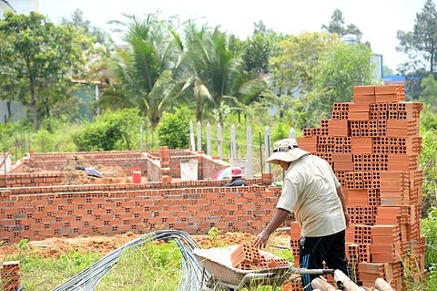 Người dân xây dựng nhà tại tỉnh Bình Dương - Ảnh: TỰ TRUNG 5 bước xây dựng bảng giá đất- Ảnh 1.