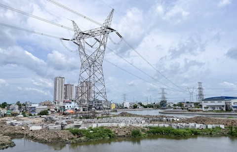 Tuyến điện cao thế 500kV (Nhà Bè - Phú Lâm) trong phạm vi dự án Tham Lương - Bến Cát - rạch Nước Lên chờ được nâng cấp - Ảnh: CHÂU TUẤN Hạ tầng kỹ thuật ngáng chân dự án trọng điểm- Ảnh 1.