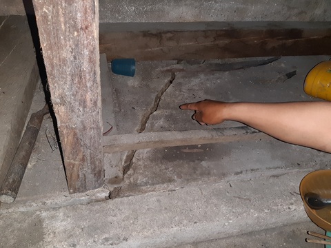 Tỉnh Quảng Ngãi phải ký công văn hỏa tốc ứng phó với động đất- Ảnh 1. Một vết nứt được cho là động đất gây ra ở xã Đăk Tăng, huyện Kon Plông - Ảnh: TRẦN HƯỚNG