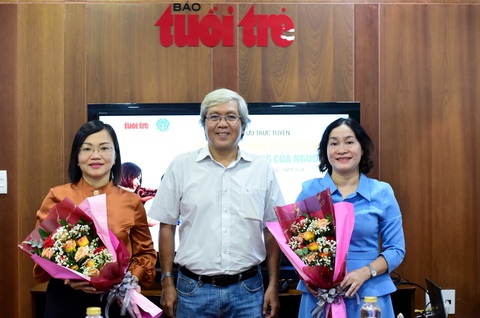 Đóng bảo hiểm xã hội tự nguyện được chế độ gì, lãnh lương hưu thế nào?- Ảnh 2. Bà Phan Thị Mai (bìa phải) và bà Nguyễn Thị Hồng Thảo tại chương trình sáng 30-7 - Ảnh: DUYÊN PHAN