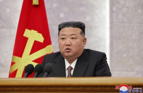 Tình báo Hàn Quốc: Ông Kim Jong Un tăng cân trở lại- Ảnh 1. Lãnh đạo Triều Tiên Kim Jong Un chủ trì một cuộc họp tại Bình Nhưỡng ngày 28-6 - Ảnh: KCNA