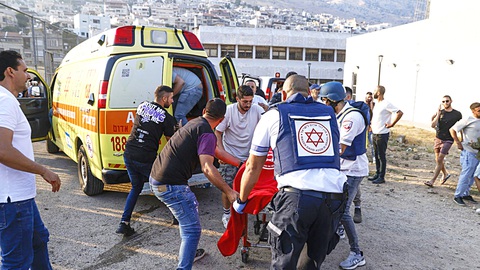 An ninh và nhân viên y tế Israel tại hiện trường vụ tấn công làng Majdal Shams vào ngày 27-7 - Ảnh: AFP Trung Đông thêm mồi lửa Israel - Hezbollah- Ảnh 1.