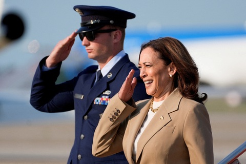 Bà Harris chi quảng cáo gấp 5 lần để đánh bại ông Trump- Ảnh 1. Phó tổng thống Kamala Harris chào kiểu nhà binh khi đến sân bay Andrews (Mỹ) ngày 27-7 - Ảnh: REUTERS