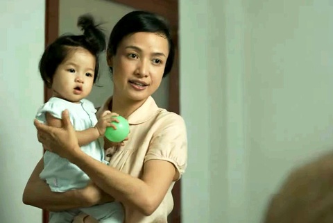 Diễn viên Lê Bê La cùng con nhỏ đóng phim - Ảnh: ĐPCC Người đàn bà ở trạm xe: Làm phim trẻ con khó gấp vạn lần người lớn- Ảnh 1.