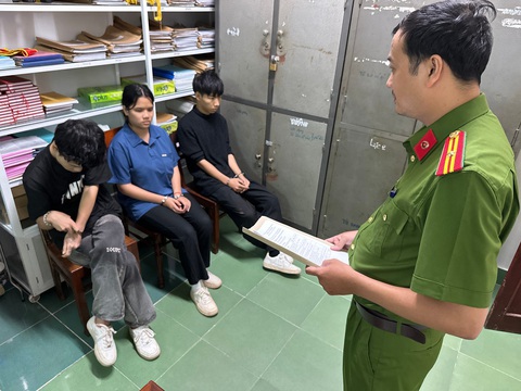 3 nghi phạm người Trung Quốc giết tài xế, cướp taxi khai gì?- Ảnh 1. Công an tỉnh Quảng Ngãi đã di lý ba nghi phạm người Trung Quốc từ Quảng Bình về Quảng Ngãi phục vụ điều tra - Ảnh: THANH SU