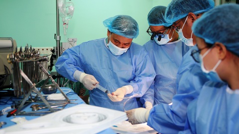 Tim của người phụ nữ 65 tuổi ghép cho bệnh nhân nam 43 tuổi- Ảnh 4. Các bác sĩ ở Bệnh viện Trung ương Huế chạy đua với thời gian để ghép tim, cứu sống bệnh nhân nam 43 tuổi - Ảnh: THƯỢNG HIỂN