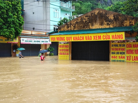 Lạng Sơn: Mưa lớn nhiều giờ, nước ngập sâu ở quốc lộ 1- Ảnh 4. Lạng Sơn: Mưa lớn nhiều giờ, nước ngập sâu ở quốc lộ 1- Ảnh 4.