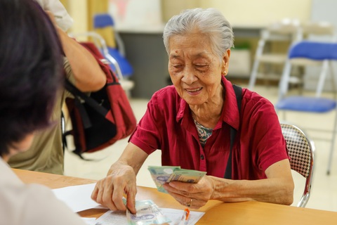 Người nhận lương hưu tại một điểm chi trả trực tiếp tại quận Ba Đình, Hà Nội - Ảnh: THÚY TRANG Sẽ trả lương hưu, trợ cấp bảo hiểm xã hội qua tài khoản từ ngày 1-9- Ảnh 1.