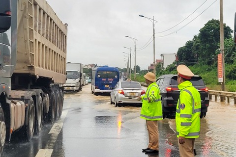 Đến 18h ngày 30-7, lực lượng cảnh sát giao thông tỉnh Lạng Sơn vẫn ứng trực đảm bảo thông tuyến quốc lộ 1A vì đây là tuyến huyết mạch vận chuyển hàng hóa từ các tỉnh thành sang Trung Quốc - Ảnh: Công an Lạng Sơn Lạng Sơn: Mưa lớn nhiều giờ, nước ngập sâu ở quốc lộ 1- Ảnh 1.