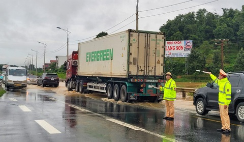 Cảnh sát giao thông điều tiết phương tiện qua các đoạn trũng ngập nước sau cơn mưa lớn chiều 30-7 - Ảnh: CSCC Cảnh sát giao thông điều tiết xe qua các đoạn trũng ngập nước sau cơn mưa lớn chiều 30-7 - Ảnh: Công an Lạng Sơn