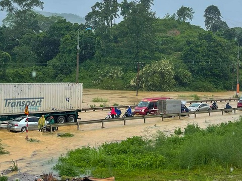 Quốc lộ 1A hướng về cửa khẩu Hữu Nghị đoạn qua thành phố Lạng Sơn ngập sâu, nhiều xe container, xe con, xe máy di chuyển chậm - Ảnh: MXH Quốc lộ 1 hướng về cửa khẩu Hữu Nghị đoạn qua thành phố Lạng Sơn ngập sâu, nhiều xe container, xe con, xe máy di chuyển chậm - Ảnh: MXH