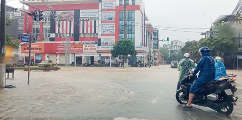 Trung tâm thành phố Lạng Sơn chịu ảnh hưởng nặng bởi mưa lớn do địa hình lòng chảo, nước không kịp thoát - Ảnh: TRUNG THÀNH Lạng Sơn: Mưa lớn nhiều giờ, nước ngập sâu ở quốc lộ 1- Ảnh 7.