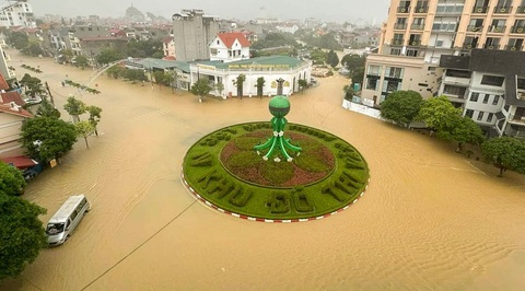 Mưa lớn liên tục khiến cho nhiều tuyến phố, tuyến đường ở trung tâm thành phố Lạng Sơn ngập trong biển nước - Ảnh: TRUNG THÀNH Mưa lớn liên tục khiến cho nhiều tuyến phố ở trung tâm thành phố Lạng Sơn ngập trong biển nước - Ảnh: TRUNG THÀNH