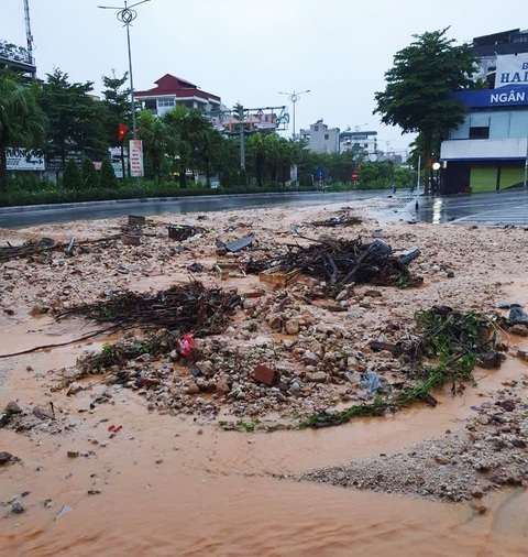 Mưa dồn dập gây sạt lở tại Hạ Long, chính quyền xuyên đêm khắc phục- Ảnh 3. Đất đá bị nước cuốn tràn ra khu vực quốc lộ 18 đoạn thuộc phường Hồng Hà, TP Hạ Long - Ảnh: C.QUỲNH