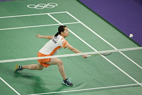 Nguyễn Thùy Linh khởi đầu tốt tại bảng K môn cầu lông Olympic 2024 - Ảnh: REUTERS Tay vợt Thùy Linh thắng trận đầu tại Olympic 2024 sau 30 phút- Ảnh 1.