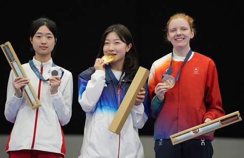 Ban (giữa) đoạt HCV Olympic ở tuổi 16 - Ảnh: Reuters Những cô gái tuổi teen rực sáng tại Olympic 2024- Ảnh 1.
