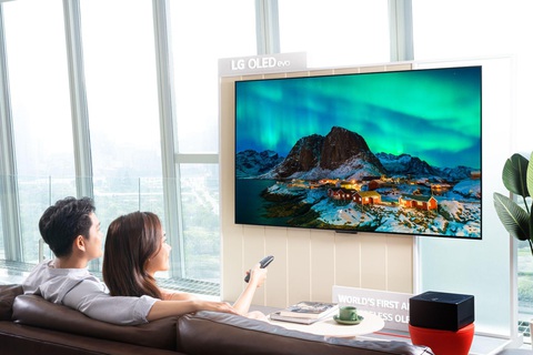 LG kết hợp cùng nghệ sĩ trẻ tôn vinh nghệ thuật trên TV OLED- Ảnh 3. LG tiên phong mang đến người dùng trải nghiệm tự do trên hành trình giải trí với LG OLED evo M4 - TV OLED 4K 144Hz đầu tiên trên thế giới