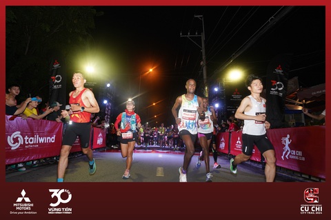 Chàng trai Cao Bằng vô địch giải chạy Mitsubishi Motors Vietnam Cu Chi City Trail 2024- Ảnh 1. Các vận động viên xuất phát cự ly 42km