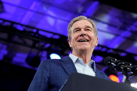 Thống đốc bang North Carolina Roy Cooper tham dự sự kiện tại North Carolina ngày 28-6 - Ảnh: REUTERS Hai ứng viên làm phó tướng cho bà Kamala Harris rút lui- Ảnh 2.