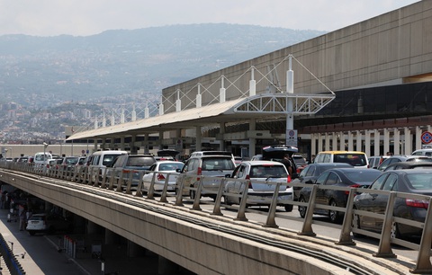 Căng thẳng Israel - Hezbollah leo thang, công dân Việt Nam được khuyên rời Lebanon- Ảnh 1. Hàng dài ô tô tại sân bay quốc tế Beirut-Rafic Hariri của Lebanon ngày 30-7 - Ảnh: REUTERS