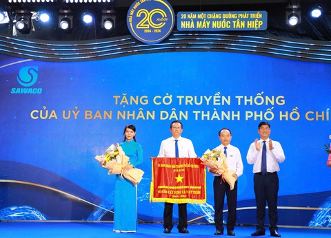 20 năm vận hành Nhà máy nước Tân Hiệp, nhiều quận huyện thoát cảnh thiếu nước sạch- Ảnh 2. Chủ tịch UBND TP.HCM đã có quyết định trao tặng cờ truyền thống cho Nhà máy nước Tân Hiệp - Ảnh: LÊ PHAN