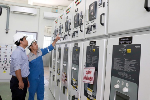 20 năm vận hành Nhà máy nước Tân Hiệp, nhiều quận huyện thoát cảnh thiếu nước sạch- Ảnh 1. Kiểm tra hệ thống điện tại Nhà máy nước Tân Hiệp - Ảnh: LÊ PHAN