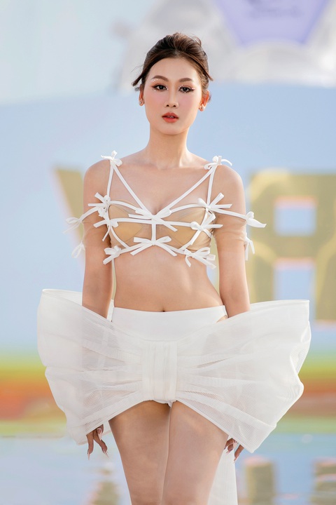 Võ Hoàng Yến bế bầu 8 tháng catwalk- Ảnh 7. Võ Hoàng Yến bế bầu 8 tháng catwalk- Ảnh 7.