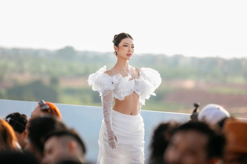 Võ Hoàng Yến bế bầu 8 tháng catwalk- Ảnh 10. Bùi Lý Thiên Hương là một trong số các thí sinh gây chú ý tại cuộc thi năm nay.