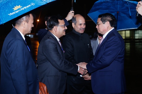 Thủ tướng Phạm Minh Chính lên đường thăm Ấn Độ- Ảnh 2. Tiễn đoàn tại sân bay có Phó đại sứ Ấn Độ Subhash Prasad Gupta và Tham tán Roshan Lepcha - Ảnh: ĐOÀN BẮC