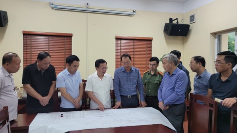 Thủ tướng chỉ đạo sau vụ tai nạn hầm lò làm 5 người tử vong ở Quảng Ninh- Ảnh 1. Lãnh đạo TKV đang chỉ đạo khắc phục sự cố hầm lò - Ảnh: PHONG SƠN