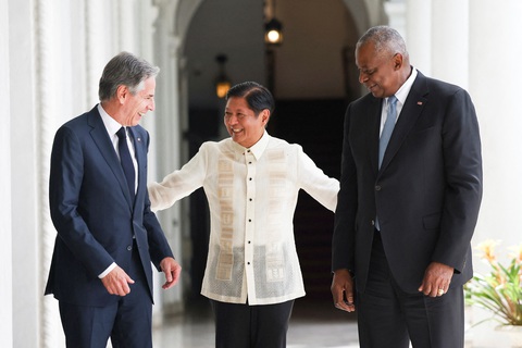 Tổng thống Philippines Ferdinand Marcos Jr. (giữa) chào đón Ngoại trưởng Mỹ Antony Blinken (trái) và Bộ trưởng Quốc phòng Mỹ Lloyd Austin tại Điện Malacanang ở Manila, ngày 30-7 - Ảnh: REUTERS Tổng thống Philippines cùng lúc tiếp ngoại trưởng và bộ trưởng Quốc phòng Mỹ- Ảnh 1.
