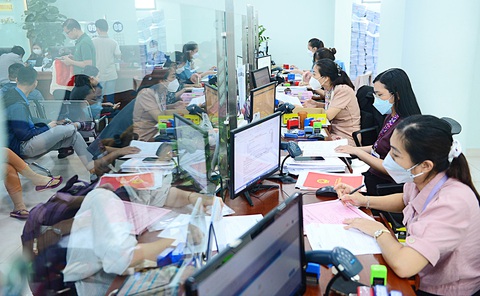 Người dân làm thủ tục đất đai tại TP Thủ Đức, TP.HCM - Ảnh: QUANG ĐỊNH 5 bước xây dựng bảng giá đất- Ảnh 2.