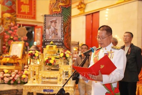 Thái Lan ghi nhận và coi trọng tông phái Phật giáo Việt Nam- Ảnh 1. Vụ trưởng Vụ Tôn giáo, Bộ Văn hóa Thái Lan, ông Theetat Phimpha đọc quyết định sắc phong của Nhà vua đối với 9 vị chư tôn đức giáo phẩm là trụ trì các chùa Việt tại Thái Lan - Ảnh: TTXVN