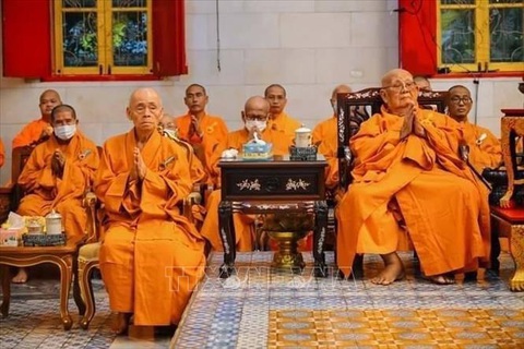 Thái Lan ghi nhận và coi trọng tông phái Phật giáo Việt Nam- Ảnh 3. Trưởng lão hòa thượng Thích Tịnh Liên (hàng trước), tăng trưởng phái An Nam tông và các nhà sư trụ trì các chùa Việt tại Thái Lan tại buổi lễ nhận sắc phong - Ảnh: TTXVN