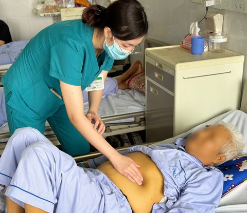 Bác sĩ Bệnh viện Nhiệt đới trung ương thăm khám cho người bệnh - Ảnh: Bệnh viện cung cấp Bác sĩ Bệnh viện Bệnh nhiệt đới trung ương thăm khám cho người bệnh - Ảnh: Bệnh viện cung cấp