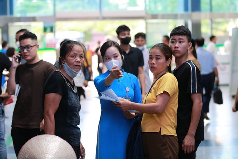 Nhân viên tại khoa khám bệnh theo yêu cầu, Bệnh viện Bạch Mai hướng dẫn người dân thăm khám - Ảnh: Bệnh viện cung cấp Bệnh viện Bạch Mai bắt đầu khám chữa bệnh ngoài giờ từ ngày 1-8- Ảnh 1.