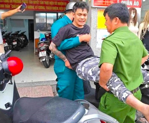 Hồ Liêu Châu (29 tuổi, trú xã Vĩnh Ngọc, TP Nha Trang) là nghi phạm đã phóng hỏa cây xăng Mã Vòng cùng một số địa điểm khác ở TP Nha Trang - Ảnh: NGUYỄN TOÀN Hồ Liêu Châu (29 tuổi, trú xã Vĩnh Ngọc, TP Nha Trang) là nghi phạm đốt cây xăng Mã Vòng cùng hai địa điểm khác ở TP Nha Trang - Ảnh: NGUYỄN TOÀN