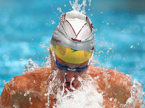 Lý do vận động viên bơi lội đội hai mũ thi đấu ở Olympic 2024- Ảnh 1. VĐV bơi tại Olympic sử dụng 2 chiếc mũ để giảm áp lực nước