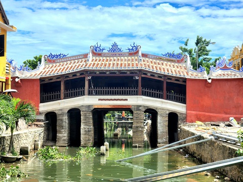 Lời nhắc nhở từ trùng tu Chùa Cầu- Ảnh 1. Chùa Cầu sau trùng tu, hiện đang dọn dẹp vệ sinh chuẩn bị khánh thành