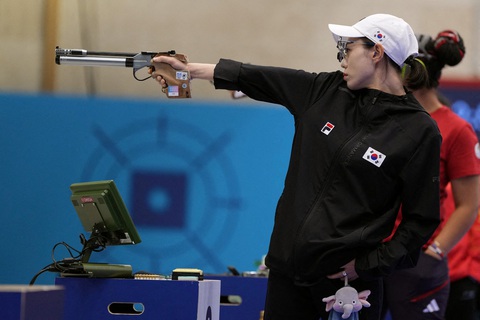Nữ xạ thủ Hàn Quốc Kim Ye Ji 'chất như chị đại', gây sốt ở Olympic 2024- Ảnh 1. Kim Ye Ji gây sốt với phong thái