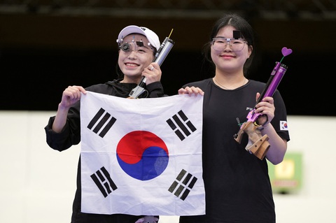 Nữ xạ thủ Hàn Quốc Kim Ye Ji 'chất như chị đại', gây sốt ở Olympic 2024- Ảnh 5. Kim Ye Ji và Oh Ye Jin trên bục nhận huy chương nội dung súng ngắn hơi 10m - Ảnh: REUTERS