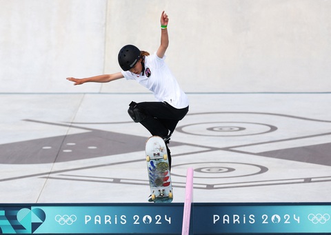 Trượt ván là sân chơi của nhiều VĐV tuổi teen tại Olympic 2024- Ảnh 1. Coco Yoshizawa đoạt HCV trượt ván tại Olympic 2024 khi mới 14 tuổi - Ảnh: REUTERS