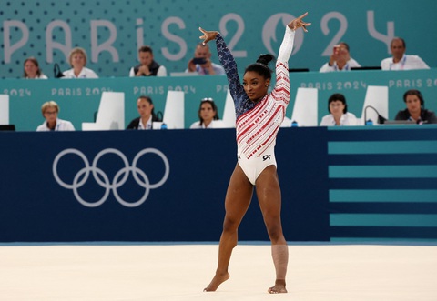 Simone Biles trở lại đường đua, giành huy chương vàng Olympic 2024- Ảnh 2. Simone Biles (Mỹ) có phần thi xuất sắc để góp phần giúp tuyển Mỹ giành HCV - Ảnh: REUTERS