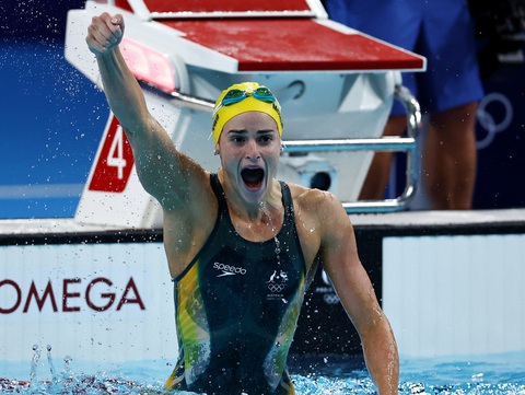 Olympic Paris 2024: Những khoảnh khắc ấn tượng trên đường đua xanh- Ảnh 8. Niềm vui sướng tột độ của Kaylee McKeown, Úc khi giành chiến thắng ở nội dung 100m bơi ngửa - Ảnh: REUTERS