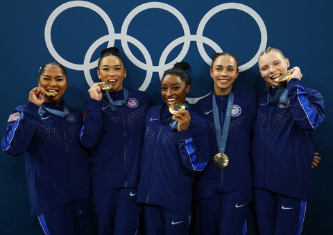 Simone Biles trở lại đường đua, giành huy chương vàng Olympic 2024- Ảnh 1. Đội tuyển Mỹ giành HCV thể dục dụng cụ đồng đội nữ tại Olympic 2024 - Ảnh: REUTERS